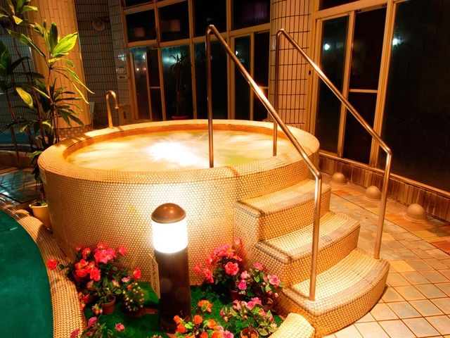 【クアリゾート・オメール】夜のまた違った雰囲気でジャグジーバスでリラックス_阿蘇の司ビラパークホテル&スパリゾート
