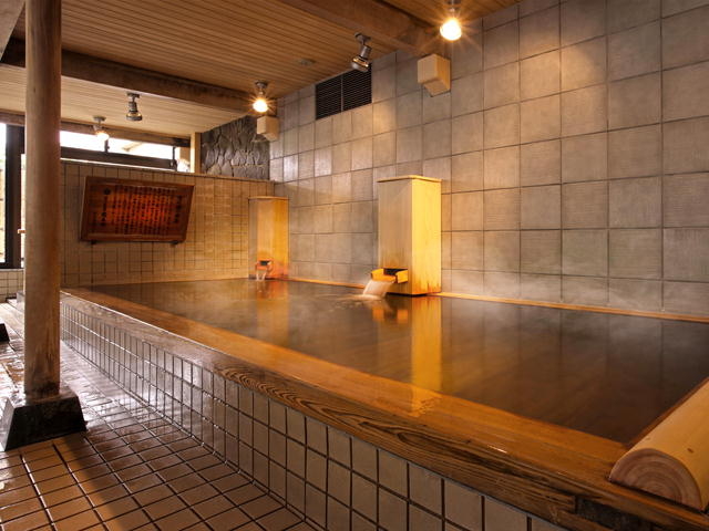 【まごころの湯】「源泉・さえずり檜風呂」源泉を流し鳥のさえずりが聞こえる癒しのお風呂。_愛真館