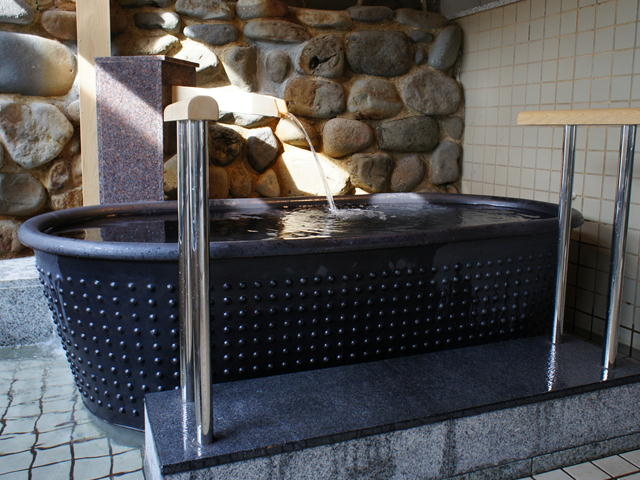 【まごころの湯】「南部鉄器風陶器風呂」_愛真館