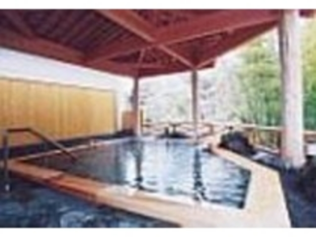 渓流を眼下に、瀬音をききながら入る露天_日向見荘