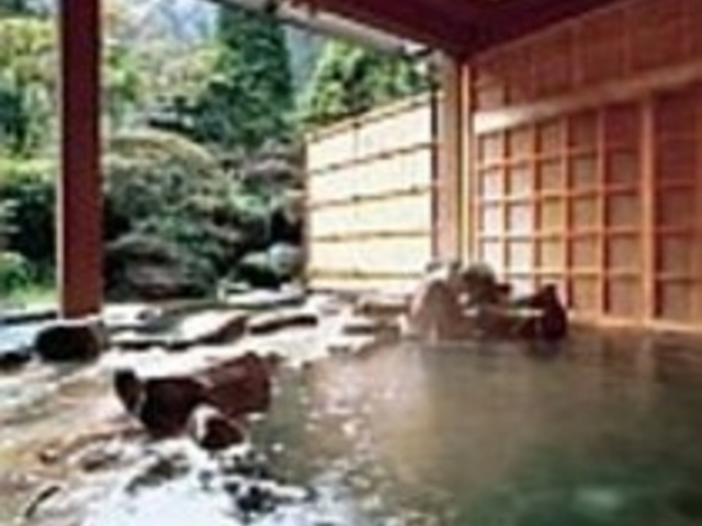 自然を感じる露天風呂で、四季を楽しむ_塩壺温泉ホテル