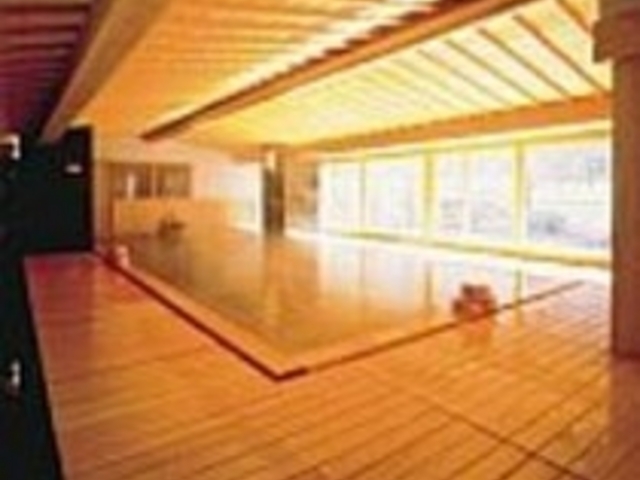 天井や床に至るまで全て檜を使った檜風呂_宇久須温泉 ホテル ニュー岡部