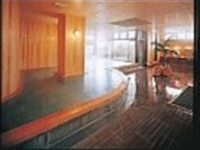 ジャグジー付きの桧大浴場桜湯。昼から夜は女性専用。 _うれしの元湯