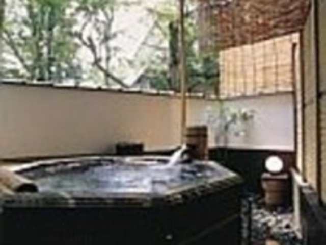 八角型の御影石の貸切露天。良質のままね湯があふれる_ままね湯 ますとみ旅館