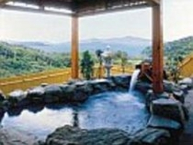 貸切露天とは別にある大浴場内の露天風呂「天泉の湯」_芭新萃〜はなしんすい〜