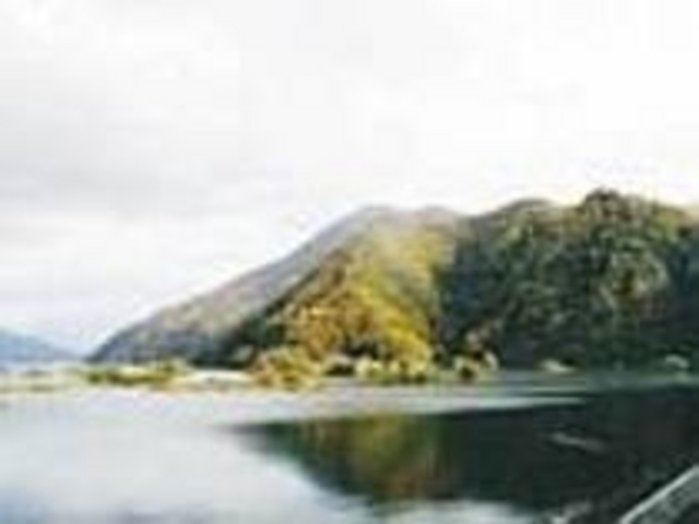 満々と水をたたえる秋元湖の湖岸を走ろう_秋元湖サイクリングロード
