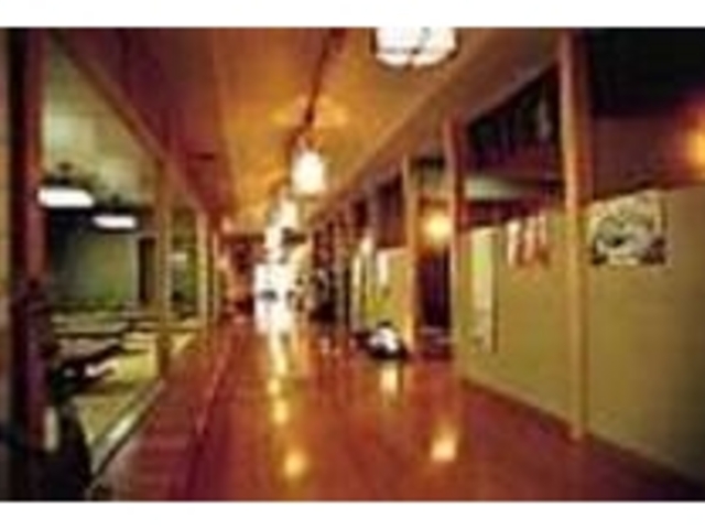 きれいで清潔感あふれる店内にはジャズが_天下茶屋河口湖分店 峠の茶屋