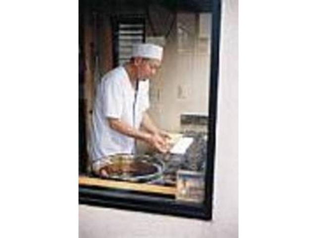 ご主人が一本一本ていねいに焼き上げる_手作り和菓子 竹泉