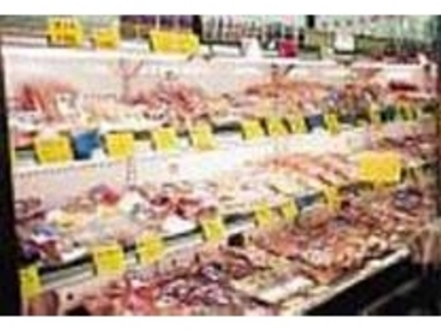 ショーケースにハムやソーセージが並ぶ_のぞいてin 八ヶ岳ハム工房