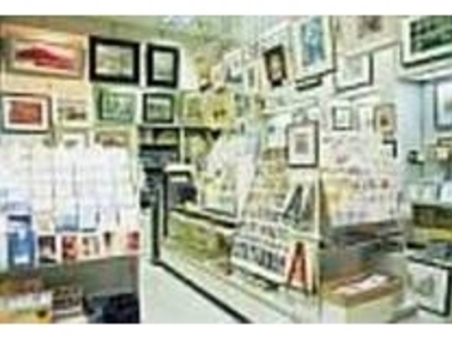 繁華街、古町通にある小さなお店だ_佐藤エハガキ店