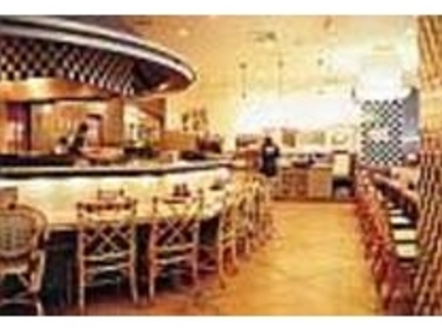 モダンで雰囲気◎の店内。奥には広い座敷も_焼鳥倶楽部ザ・ガーデン幕張店