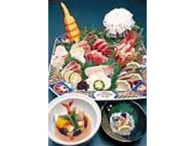 刺身の盛合せは特別に細工も注文できる_新和食 味文庫