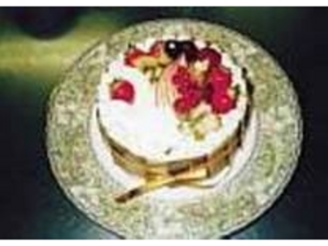 フルーツがのった特別注文のお誕生日ケーキ_ラ・シェール