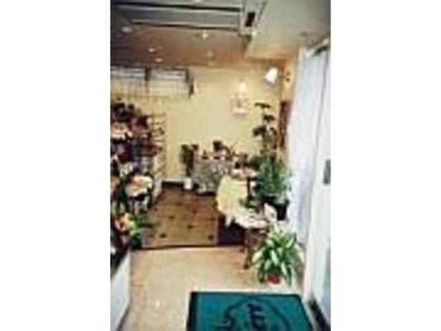 新しくなった店内に美味しそうな菓子が並ぶ_ラ・シェール