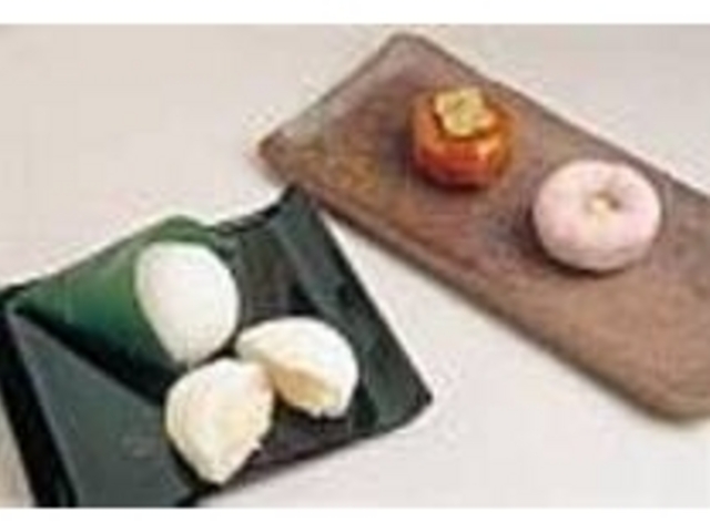 白牛酪餅(左)と、上生菓子(右)_菓匠 白妙