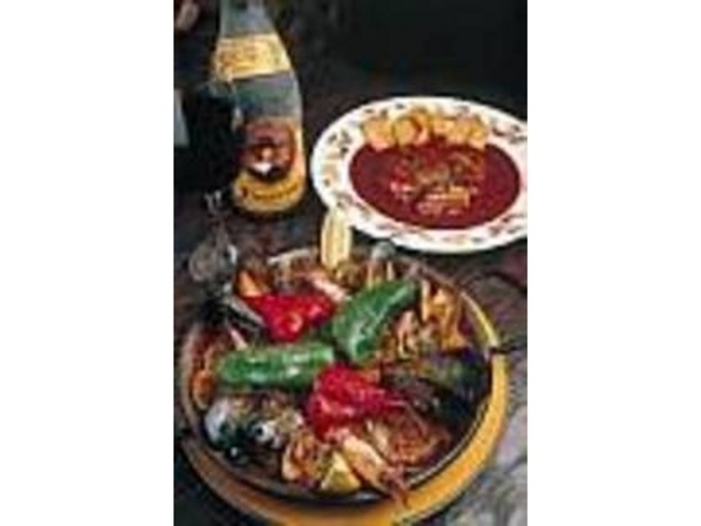 チキンの赤ワインソース(奥)とパエリア_スペイン料理 タベルナ カディス