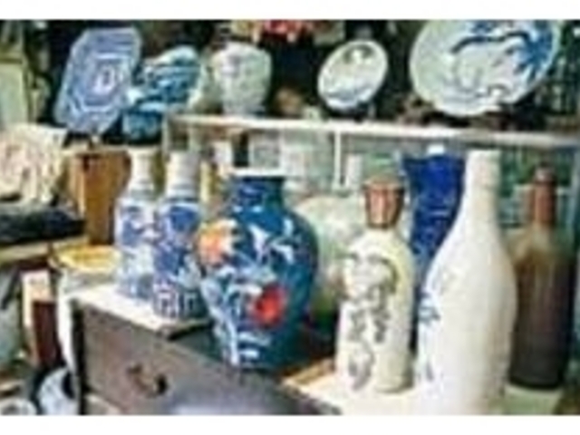 色鮮やかな古陶器も、人気の商品だ_古美術 雷