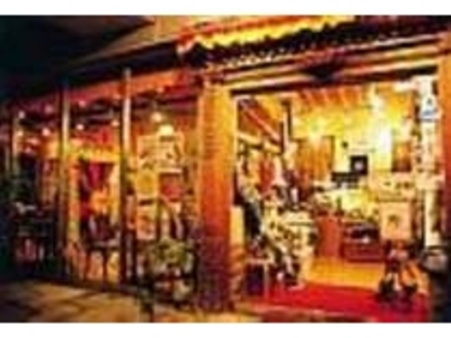入口ではネパールの布製品など販売している_ジャイネパール