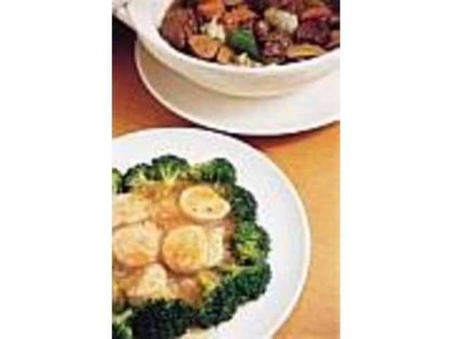 『砂鍋牛肉』(奥)はボリューム満点!_大連アカシア