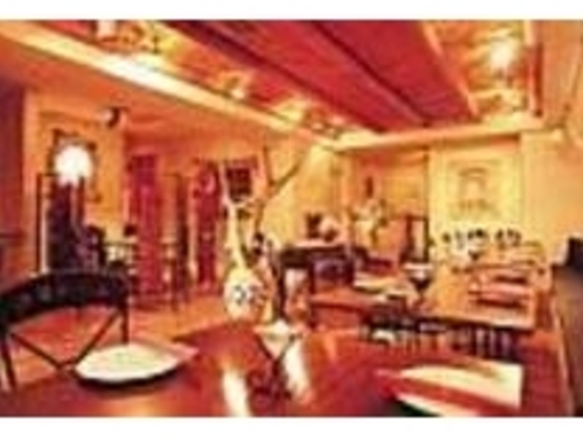 アドービ建築風の店内は、落ち着いた雰囲気_ADobe Cafe