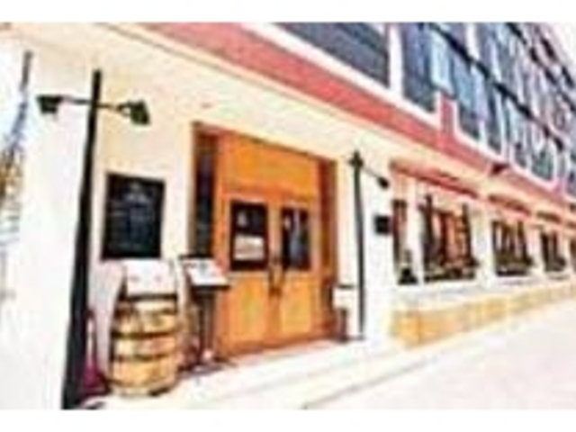 店は名古屋ヒルトンホテルの東向かいにある_ランドビアサーカス