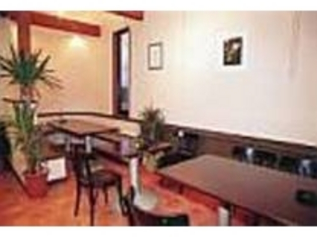 家具も内装もシックにまとまった店内_ピザ&コーヒー ガリバー