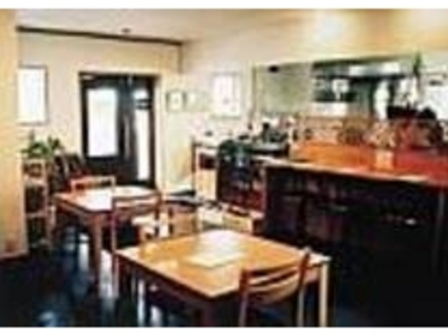 テーブル席と10名ほど座れる座敷もある_Basilico