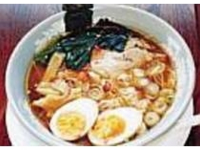 蔵出し醤油ラーメンは濃い口醤油ベースの紫_無双庵