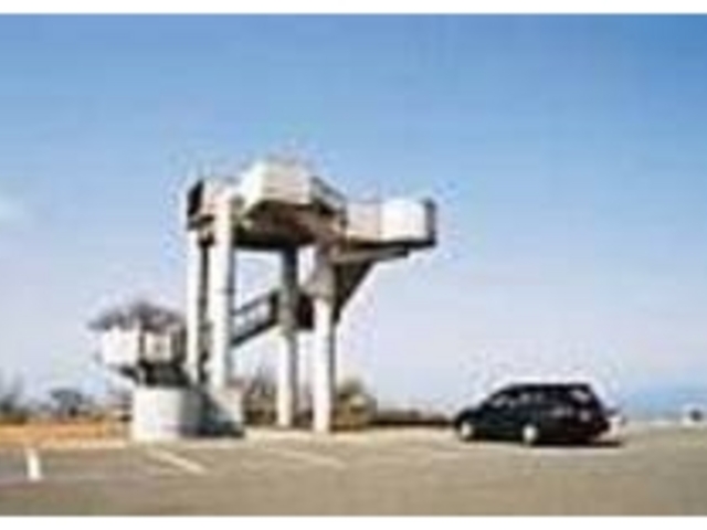 何もない。ただひとつ空に向かって展望台が_折爪岳山頂展望台
