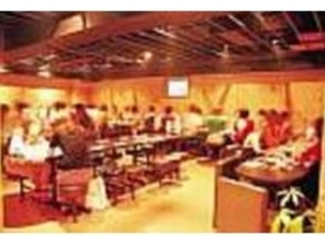 80名まで収容できる広々とした店内_ALIVE