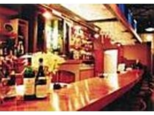 1〜2人で落ち着いて飲めるカウンターも有_BRUT