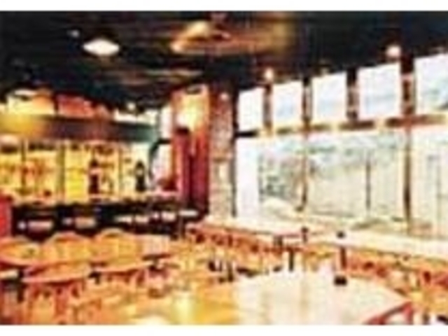 レンガと木を使った温かい雰囲気の店内_BRUT