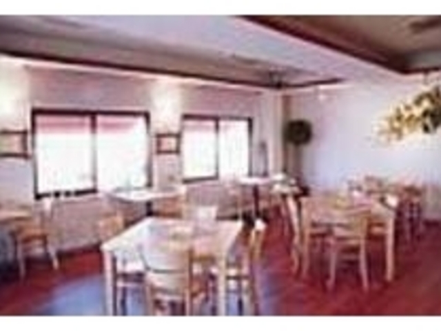大きな出窓からやさしい光が差し込む店内_Sun-ta CAFE