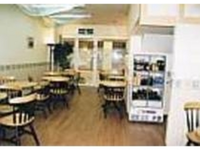 30席程の店内。週末には予約がおすすめ_クィーン ベニス