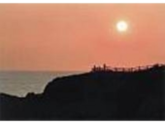 格好の釣り場としても賑わう行合崎の夕陽_夕陽海岸