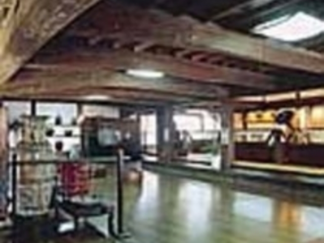 貴重な物が並ぶ綾古美術館内の骨董品_綾古美術館