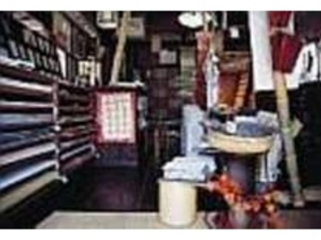 工房内のショップでは和紙や加工品が並ぶ_名尾手すき和紙