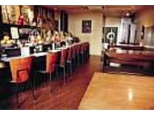店内には幸せをテーマにした萩焼がずらり!_萩の酒と萩の肴 MARU