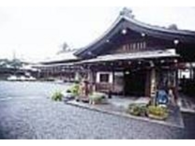鉄平石で築かれた石瓦葺き屋根に風格を漂う_霧島民芸村
