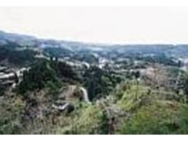 山々に囲まれた攻められにくい高台の城跡_松山城址