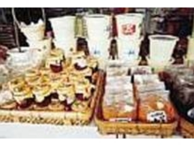 味噌などの手作り特産品が所狭しと並ぶ_道の駅宇目