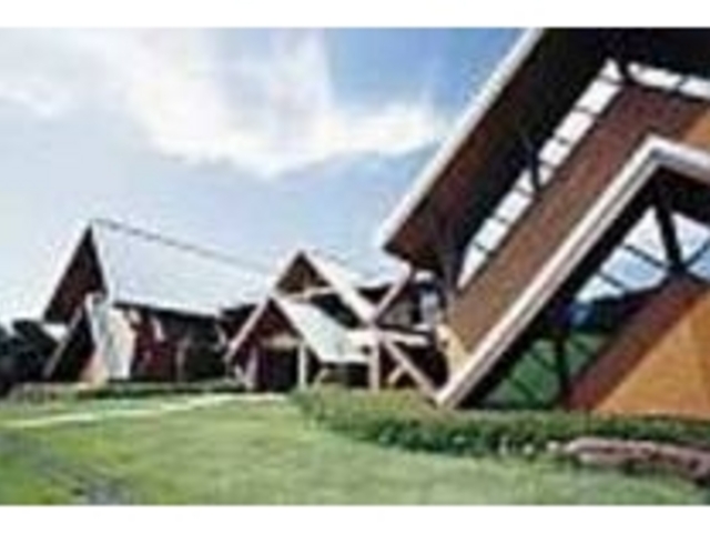 3つの大きな三角屋根が特徴の森林館_長崎県民の森 森林館