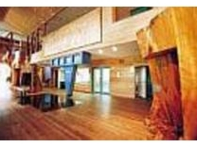 木の温もりのインフォメーションゾーン_長崎県民の森 森林館