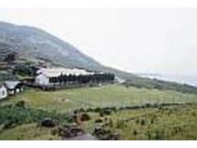 外観は懐かしい木造小学校そのまんま_野崎島自然学塾村
