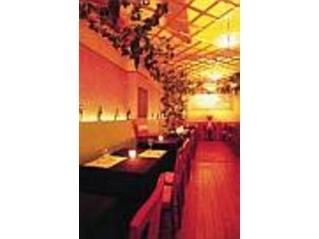 テーブルにはキャンドルが置かれムード満点_葡萄畑 Hanohano Aloha Dining