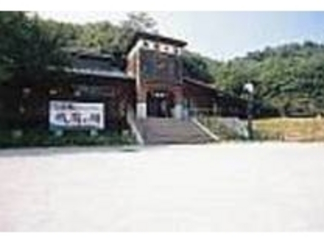 昔の校舎を使った店内は天井も高く開放的_風蘭の館