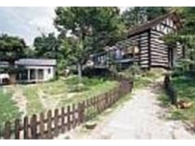 緑に囲まれた山荘風のかわいらしい建物_レセプションガーデン