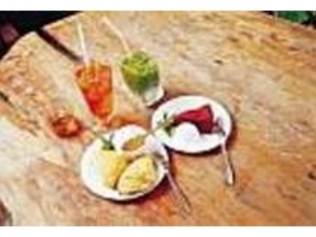 自慢の自家製カレーの他ケーキも全て手作り_カフェ エスカルゴ