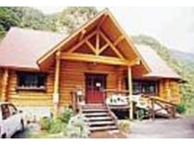 山や自然に囲まれたログハウス風の店構え_カフェ エスカルゴ