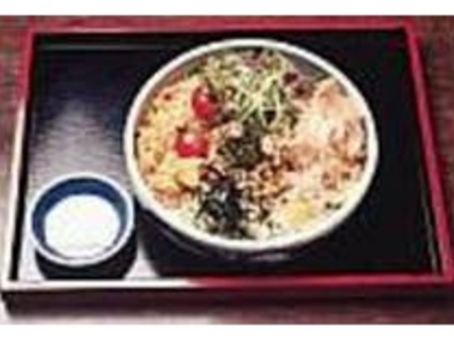 人気の冷かけ納豆。ざるそばやうどんもあり_安澄秋田店